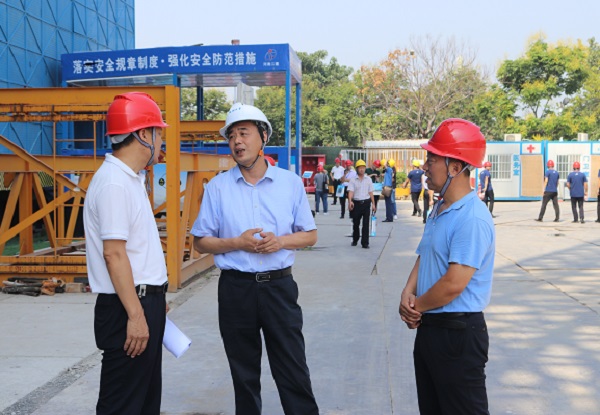 牛小昌副董事长陪同郑州大学吴宏阳副校长现场观摩&nbsp;.jpg