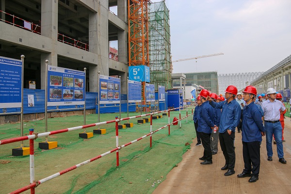 3  祝总仔细听取项目现场乐动网页版宣传介绍.jpg