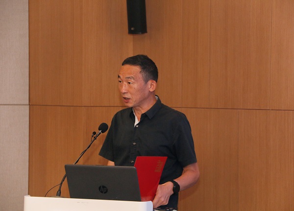 集团公司监事会主席、党委副书记陈百斌宣读表彰文件.jpg 集团公司监事会主席、党委副书记陈百斌宣读表彰文件.jpg