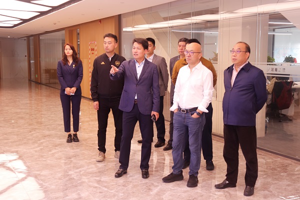 参观集团公司19楼办公区.jpg 参观集团公司19楼办公区.jpg