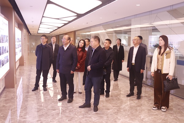 集团公司董事长祝建明陪同孙秘书长一行参观乐动网页版长廊.jpg