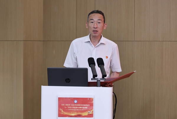 7集团公司党委副书记陈百斌宣读表彰决定.jpg 7集团公司党委副书记陈百斌宣读表彰决定.jpg